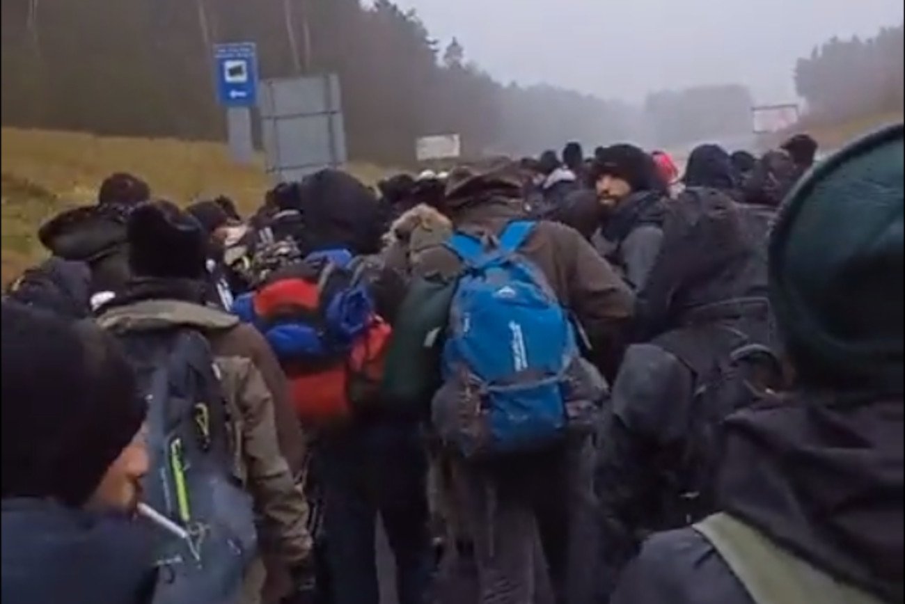 Kolejna kolumna migrantów zmierza w kierunku polsko-białoruskiej granicy.