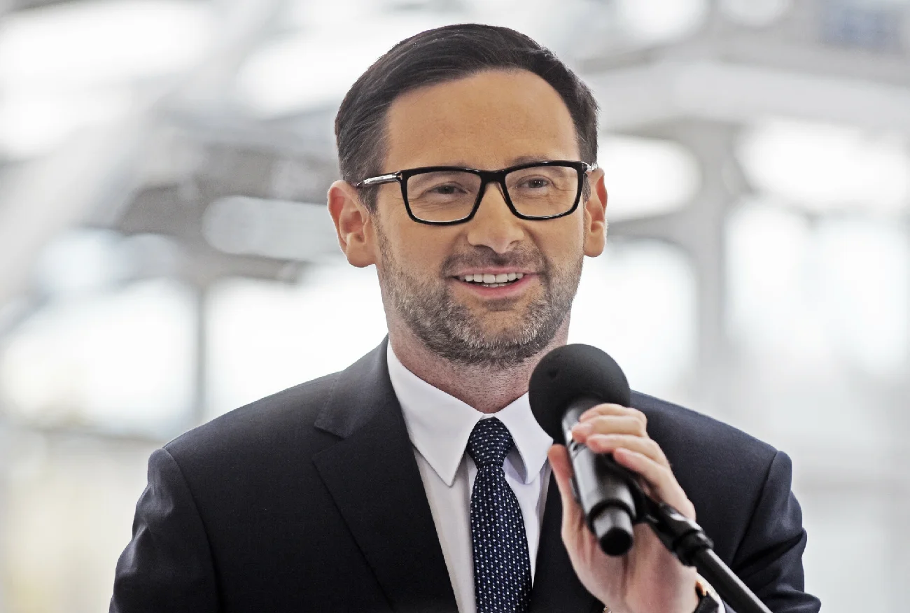 Daniel Obajtek na okładkach największych gazet. Prezes Orlenu promuje fuzję z Lotosem