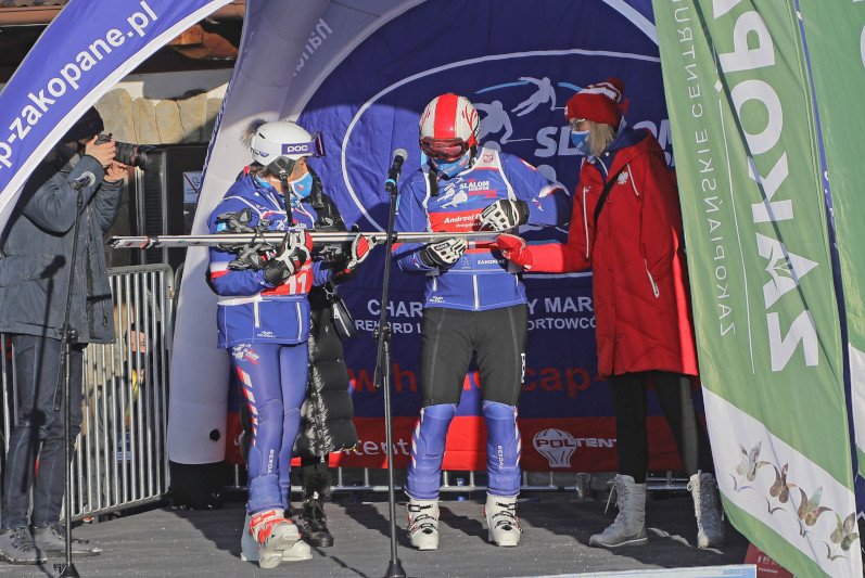 Andrzej Duda podpisał narty na aukcję charytatywną. Politycy opozycji kpią.