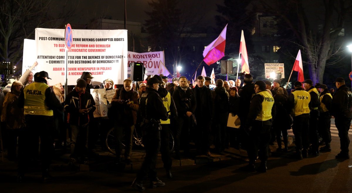 Demonstrujący wczoraj (2.12.2015) pod Sejmem otoczeni kordonem policji.