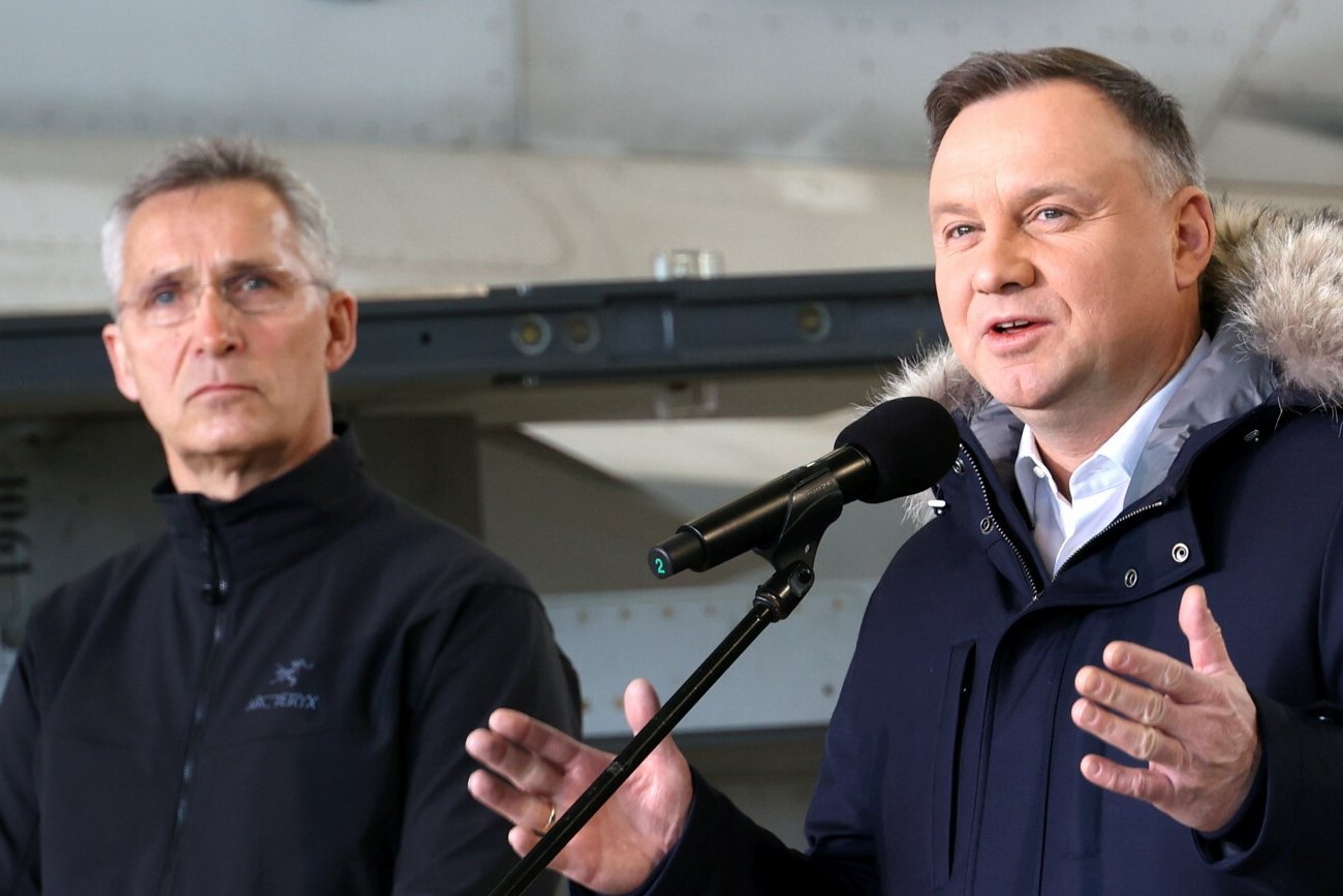 Spotkanie sekretarza generalnego NATO Jensa Stoltenberga z prezydentem Andrzejem Dudą w 10. w bazie lotniczej w Lasku, marzec 2022 (edited)