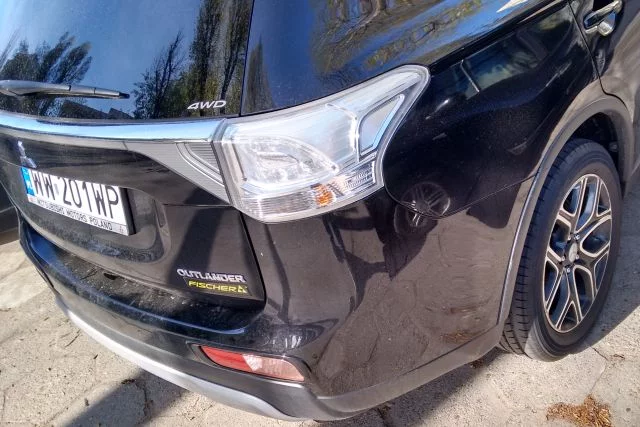 Białe reflektory pasują do czarnego lakieru. To niesprawiedliwe, że widzą je tylko wyprzedzani kierowcy, właściciel musi się napatrzyć na parkingu.