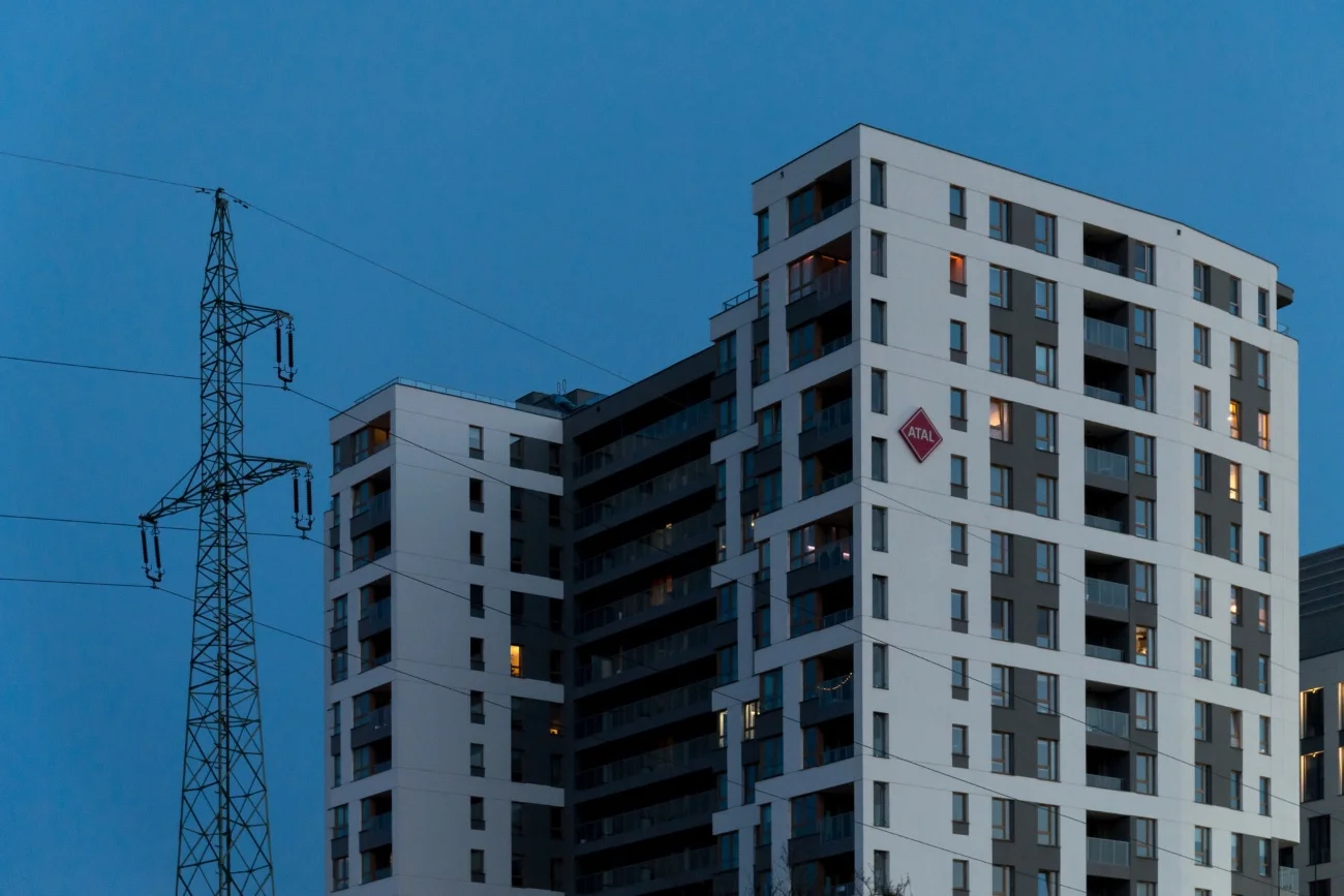 Słup energetyczny przed domem. Sąd Najwyższy wydał w tej sprawie ważną decyzję.
