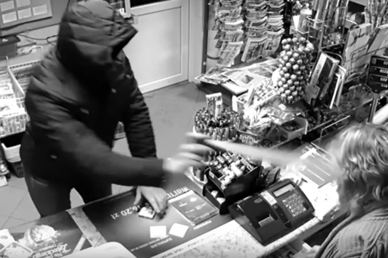 Na nagraniu z monitoringu widać wyraźnie moment, gdy 24-letni napastnik użył gazu pieprzowego.