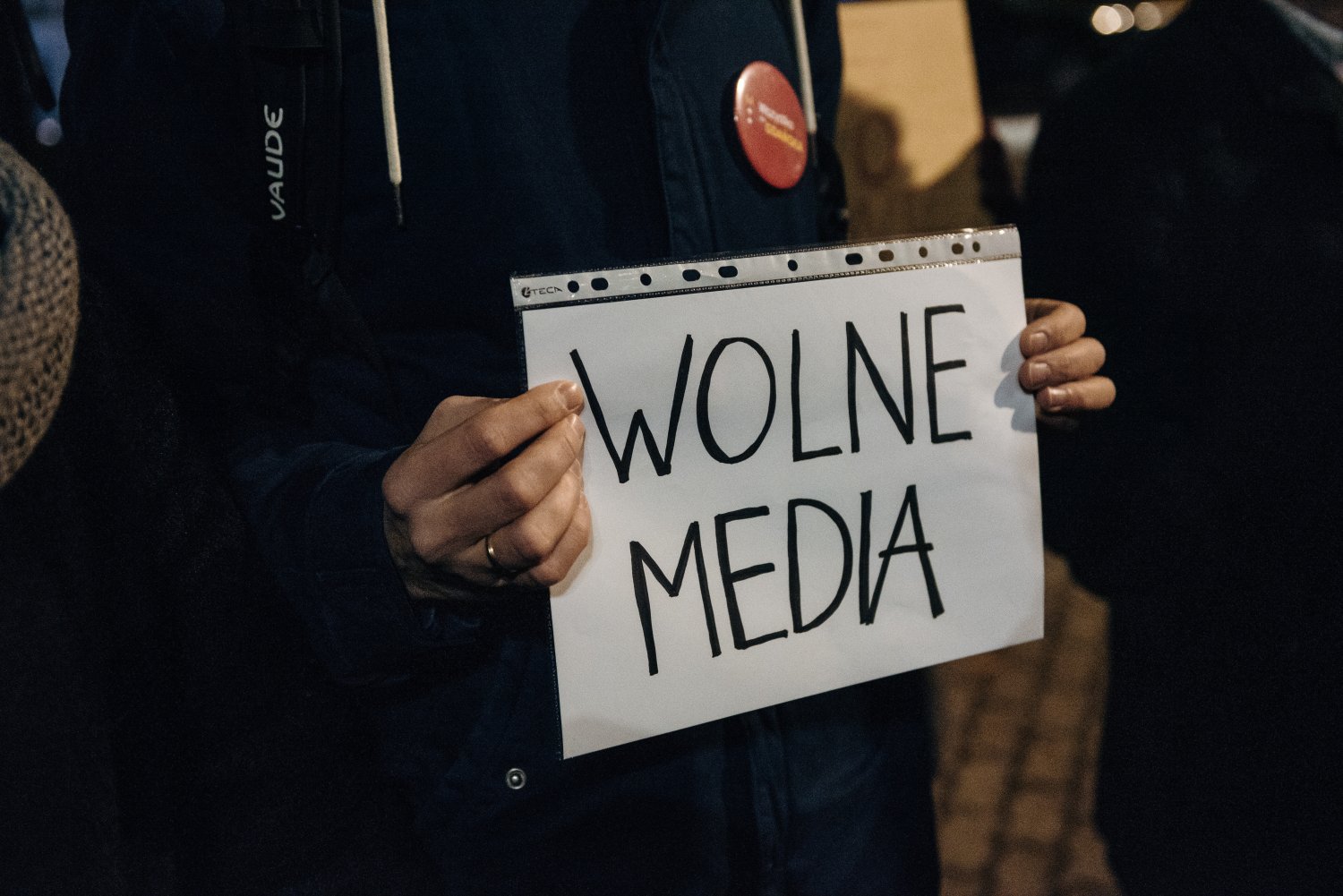 We wtorek ludzie w całej Polsce mają protestować w obronie wolnych mediów.