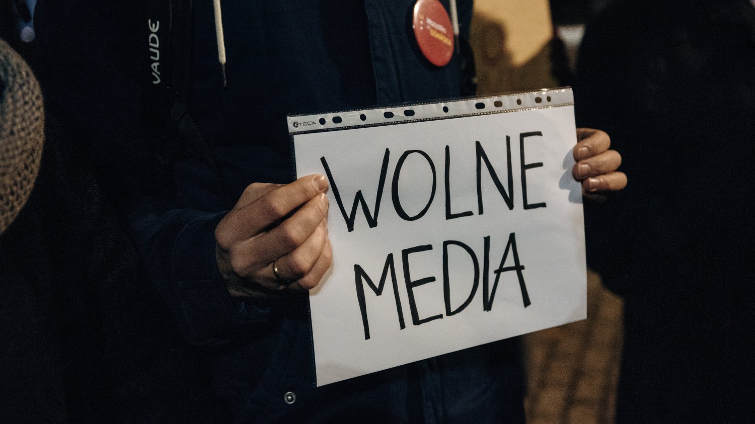 We wtorek ludzie w całej Polsce mają protestować w obronie wolnych mediów.