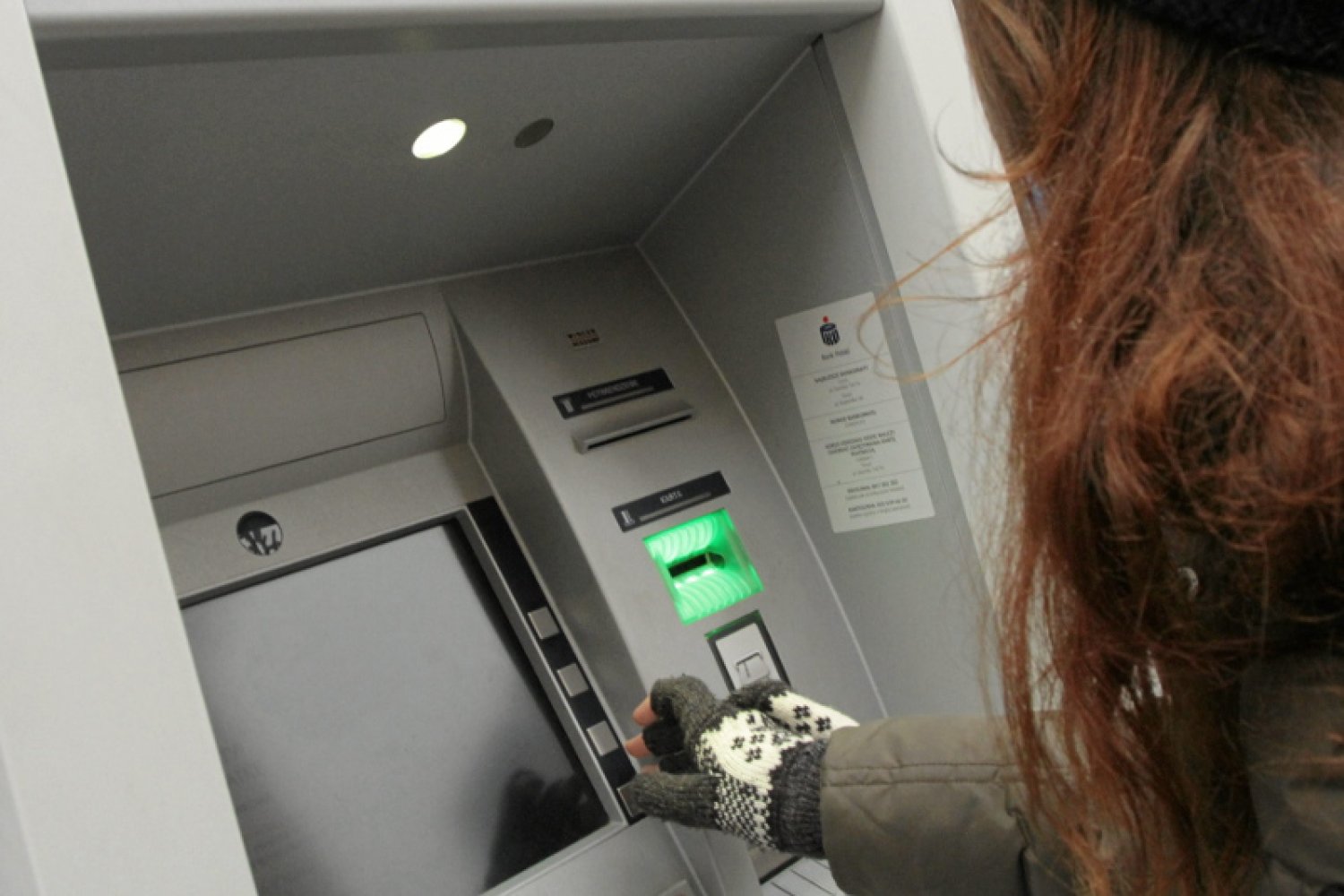 Z bankomatu wystawała gotówka, zabrała ją policjantka
