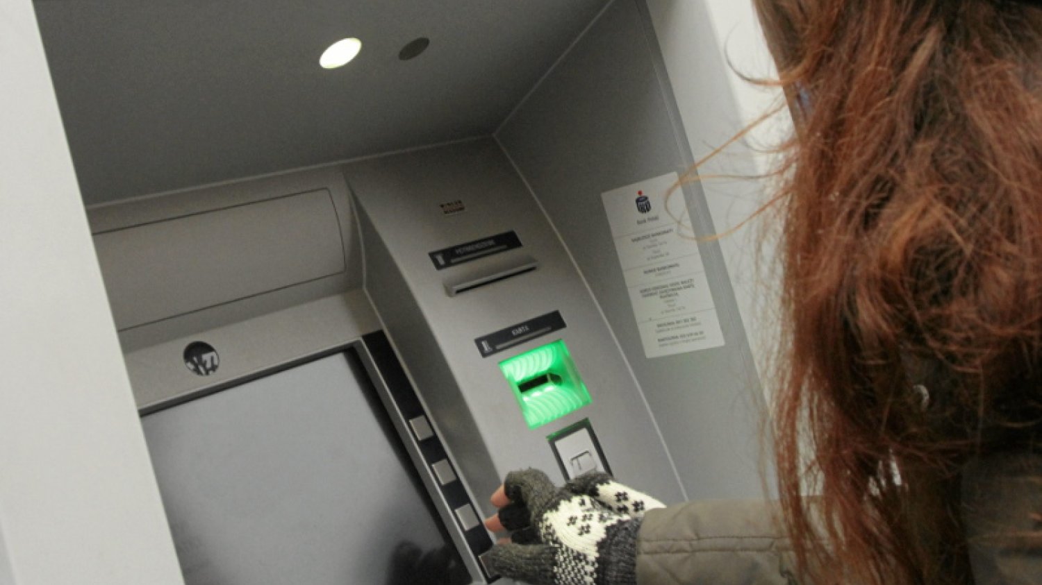 Z bankomatu wystawała gotówka, zabrała ją policjantka
