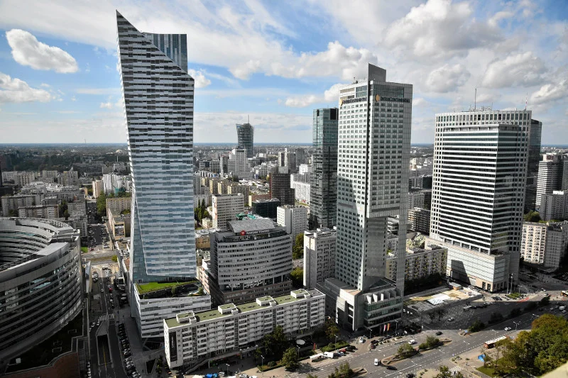 Wojewoda blokuje budowę 6 wieżowców w Warszawie, pozwala na "Nycz Tower".