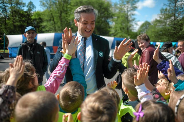 Biedroń wypalił jak kulą w płot. Mieszkańcy Słupska donieśli, że prezydent pali marihuanę