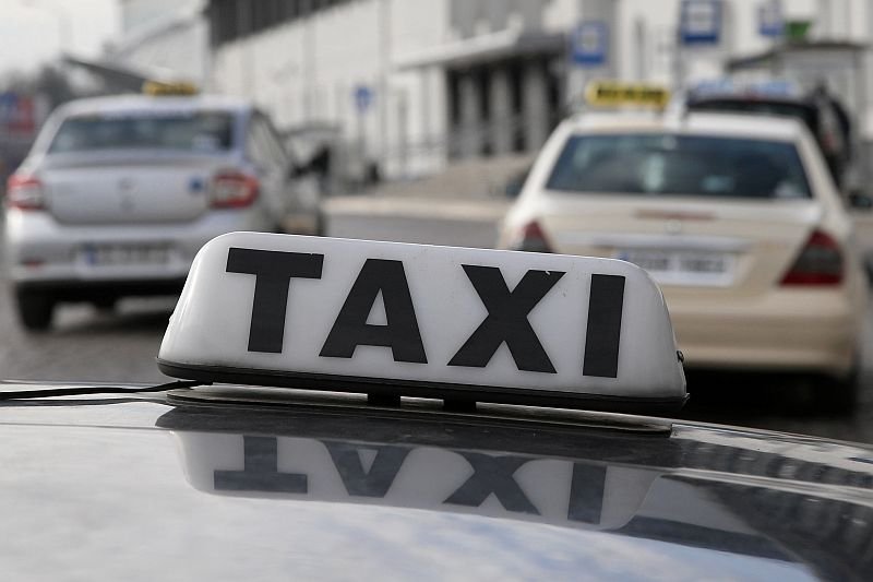 Pijany ksiądz wyłudza pieniądze od łódzkich taksówkarzy.