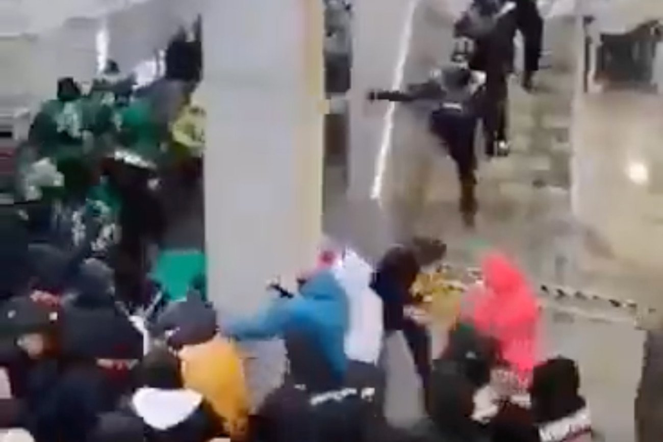 W sobotnim meczu Korony Kielce z Radomiakiem Radom pseudokibice obu drużyn... nie przebierali w środkach.