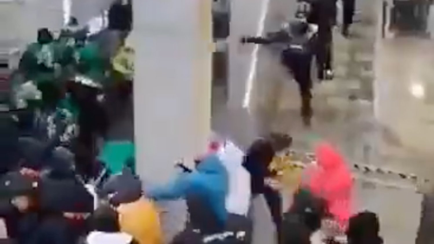 W sobotnim meczu Korony Kielce z Radomiakiem Radom pseudokibice obu drużyn... nie przebierali w środkach.