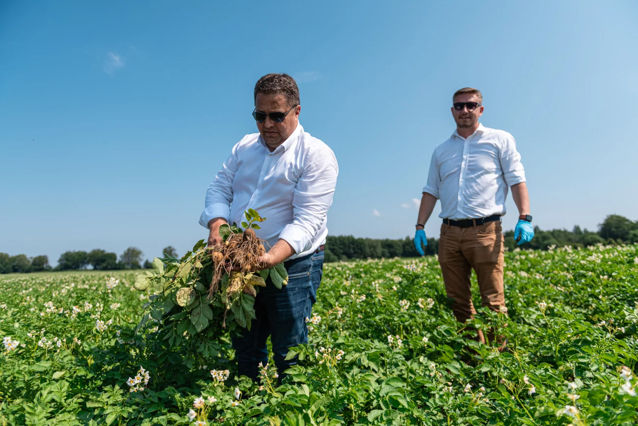 Jarosław Wańkowicz, dyrektor działu zarządzania surowcem w Farm Frites Poland i Andrzej Moch, szef działu przyjęcia ziemniaka