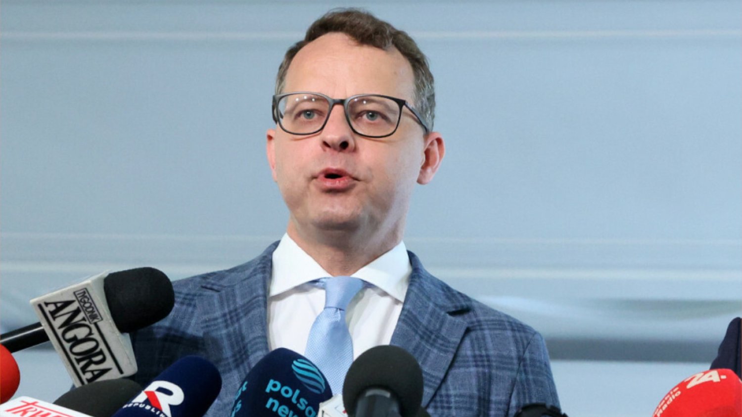 Była piątka Mentzena, jest piątka Romanowskiego. Poseł PiS w cale nie chce wracać do Polski Przyborowski: Romanowski stawia warunki. Bawi się z Polską w ciuciubabkę