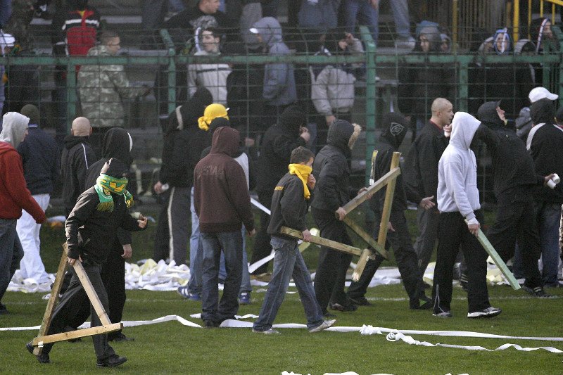 Knurów nie jest odosobnionym przypadkiem - problem z chuliganami stadionowymi od wielu lat psuje opinię o kibicach.