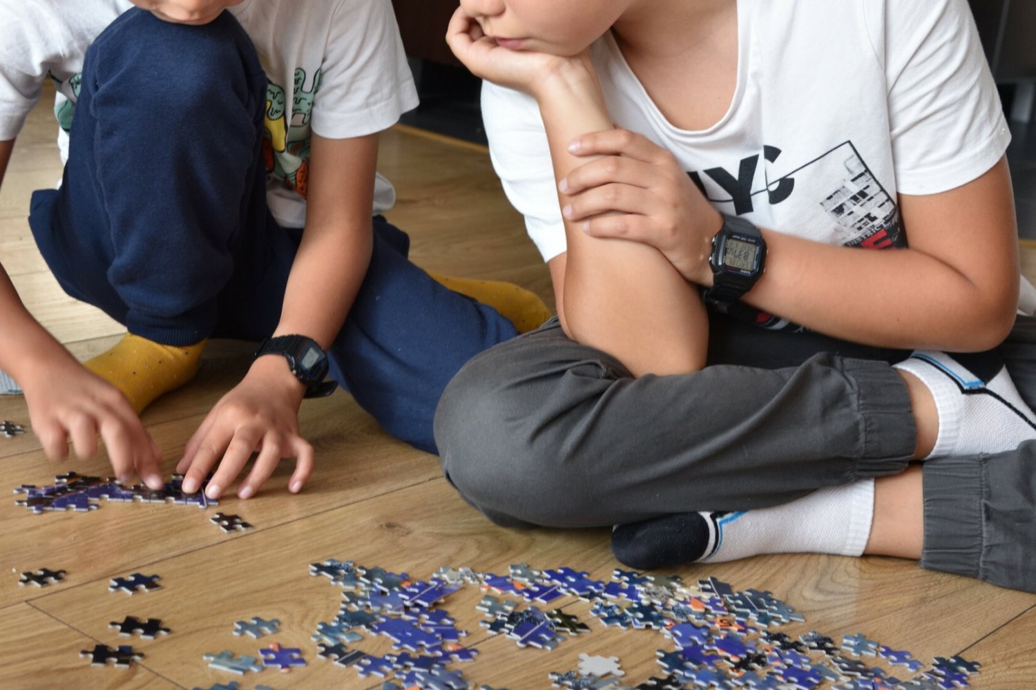 Bawiące się dzieci. Zdjęcie ilustracyjne.