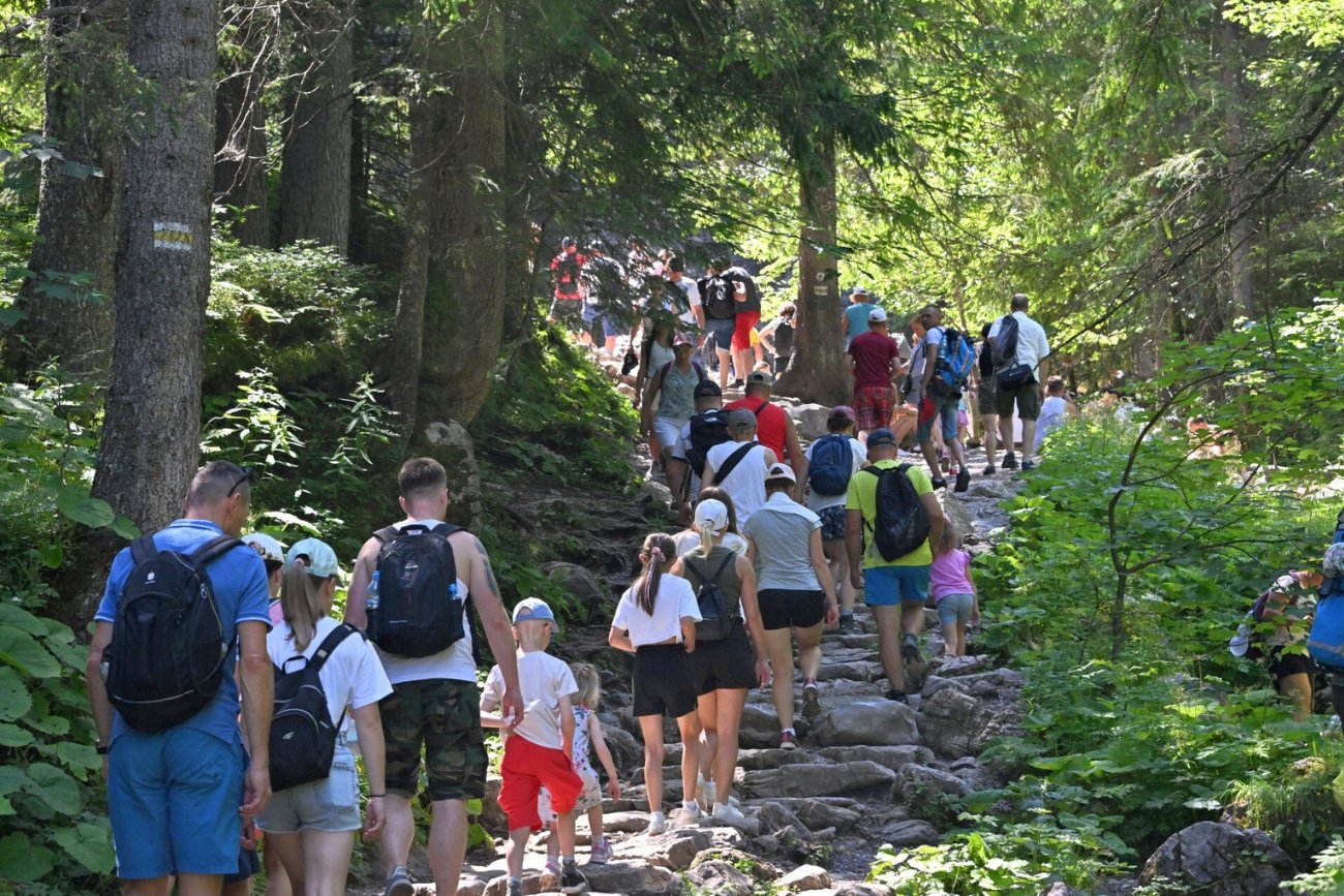 Tłumy w górach latach to częsty widok.