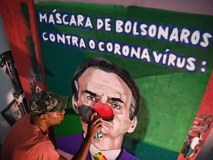 Brazylijczycy kpią na graffiti z obecnego prezydenta, który ich zdaniem nie sprawdza się w walce z covid-19. Bolsonaro. Mural z czasów pandemii covid-19.