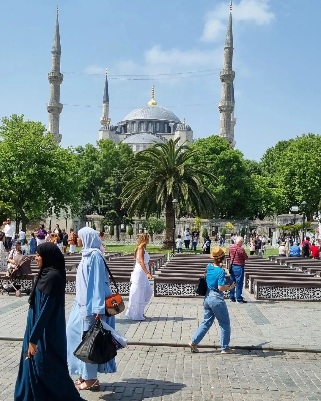 Kobiety przez meczetem Hagia Sophia.