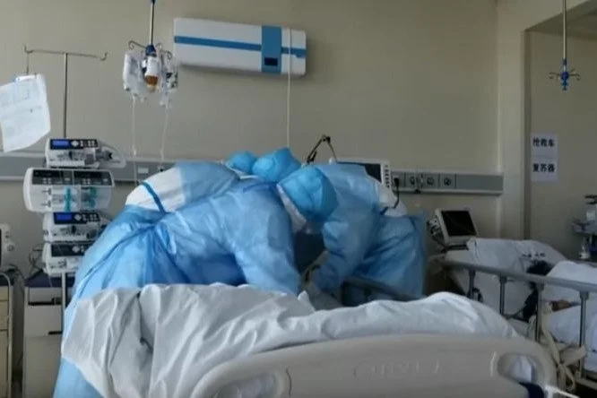 Jedyny pacjent w Czechach, któremu lekarze podają eksperymentalny lek, czuje się lepiej.