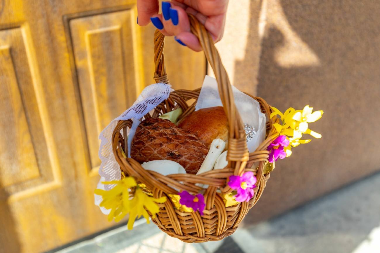 Co włożyć do koszyczka wielkanocnego? 8 produktów i ich znaczenie