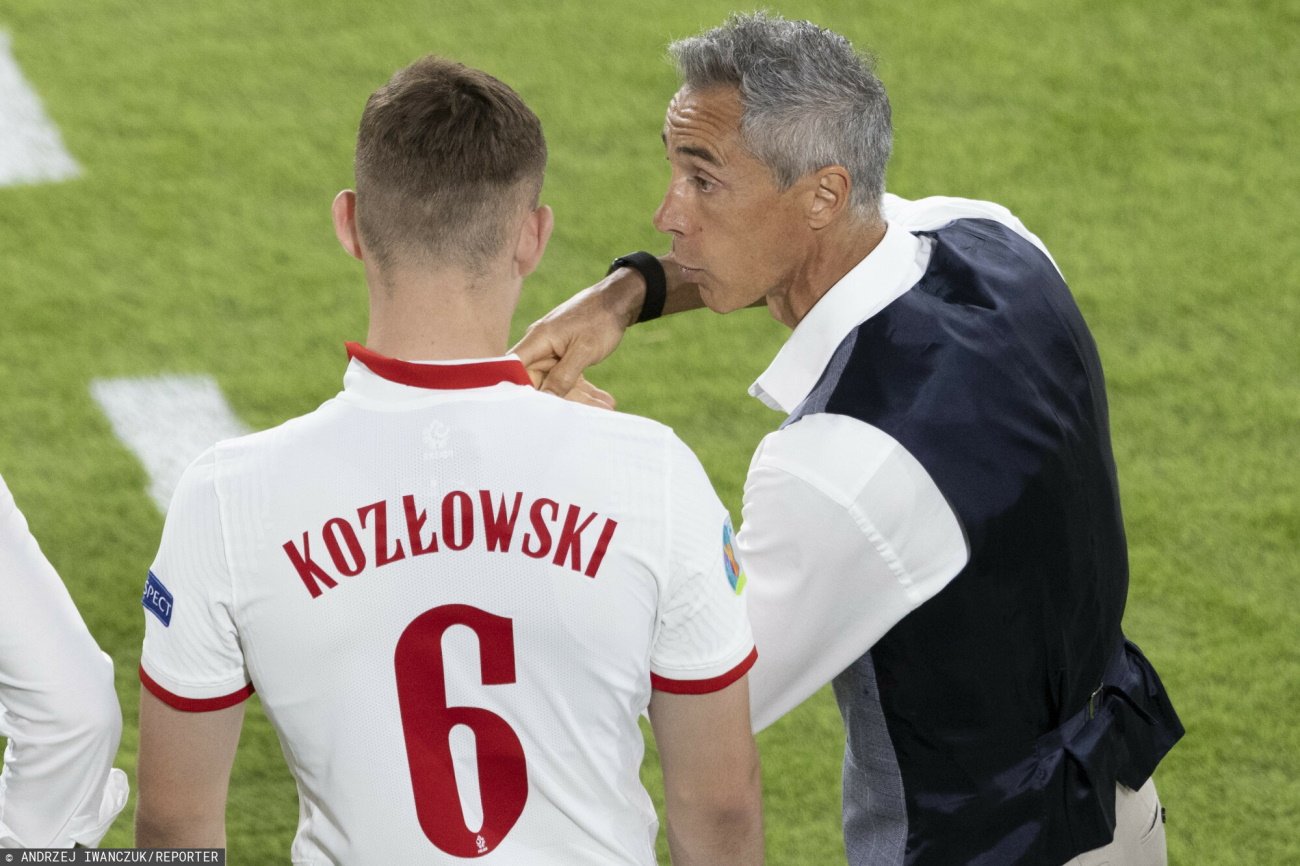 Kacper Kozłowski i trener Paulo Sousa w trakcie meczu z Hiszpanią na Euro 2020