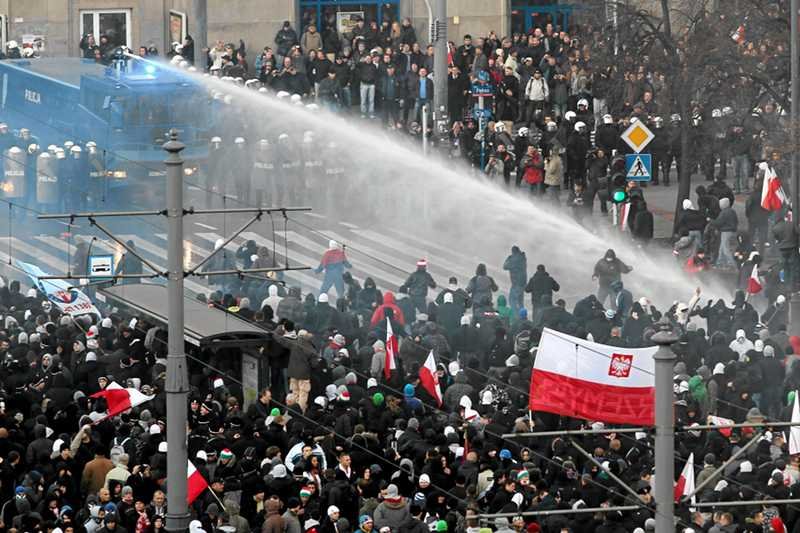 2011: Polityczne emocje za rządów PO sięgają niekiedy zenitu. 11 listopada "Marsz Niepodległości" i pikieta "Kolorowa Niepodległa" zmieniły się w regularne bójki na ulicach Warszawy.