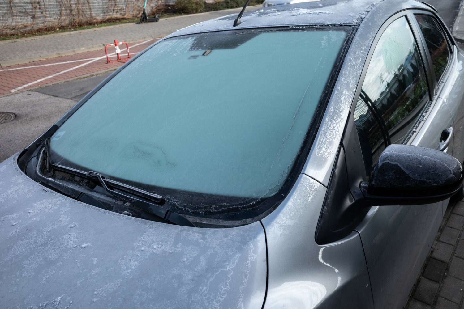 Jak poradzić sobie z zamarzającymi od środka szybami?