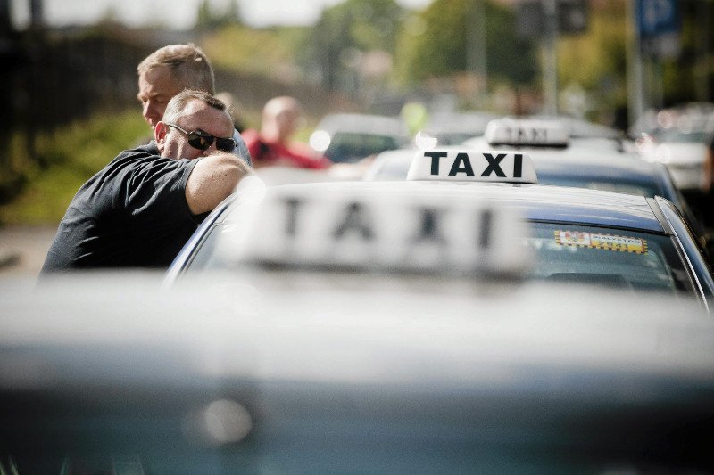 "Taksówkarze potrafią się skarżyć na siebie jak dzieci" - śmieje się Katarzyna, dyspozytorka taxi z Krakowa.