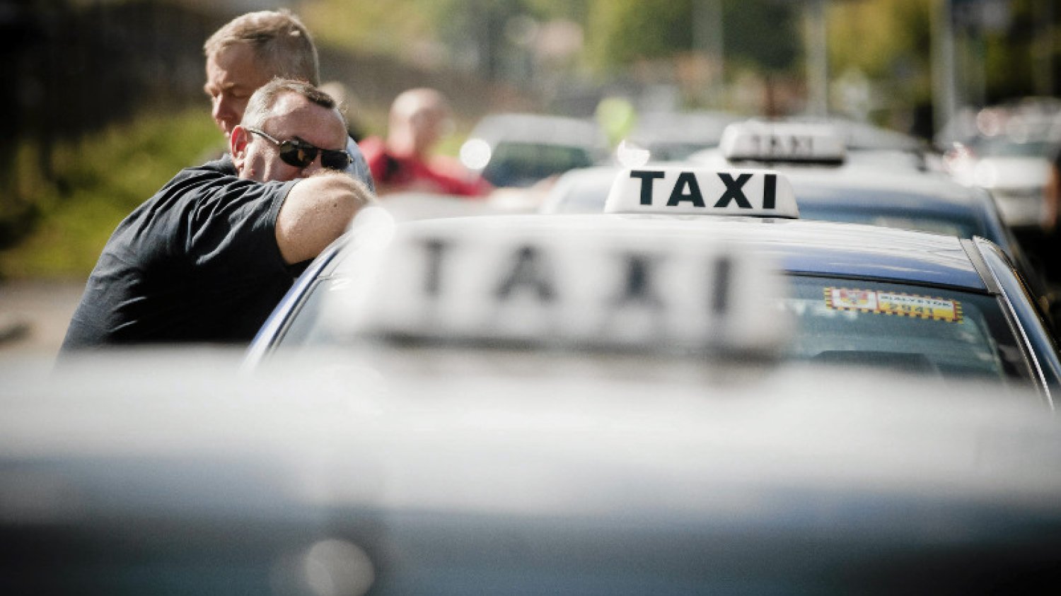 "Taksówkarze potrafią się skarżyć na siebie jak dzieci" - śmieje się Katarzyna, dyspozytorka taxi z Krakowa.