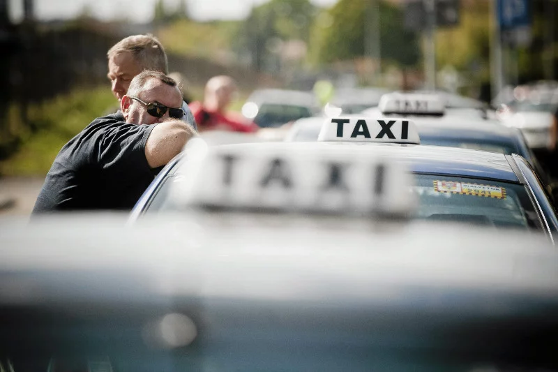 "Taksówkarze potrafią się skarżyć na siebie jak dzieci" - śmieje się Katarzyna, dyspozytorka taxi z Krakowa.