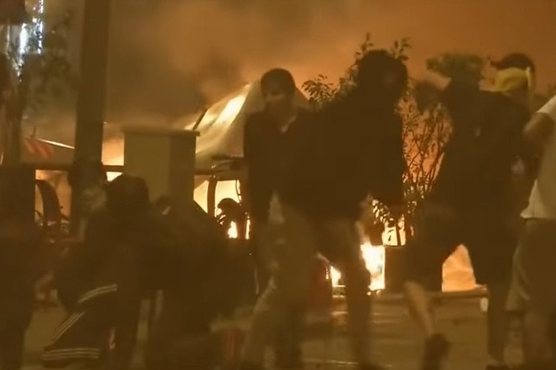 Na ulicach Barcelony doszło do regularnej walki między protestującymi a policją.