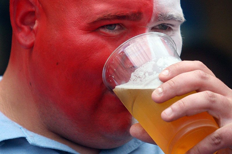 Piwo, nieodłączna część diety kibica