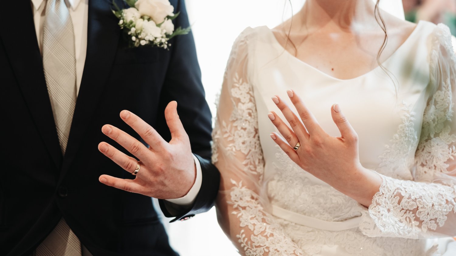 Ślub jednostronny zasady i formalności w 2026 r. Para młoda pokazująca obrączki na dłoniach jako ilustracja małżeństwa mieszanego