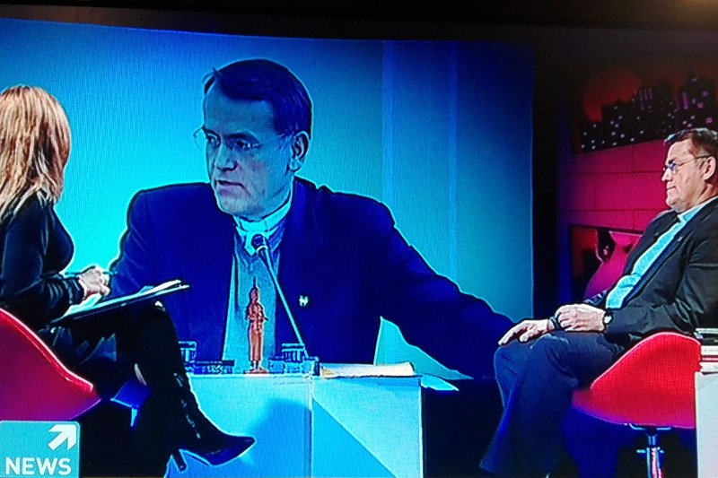 Ks. Oko w "Skandalistach".