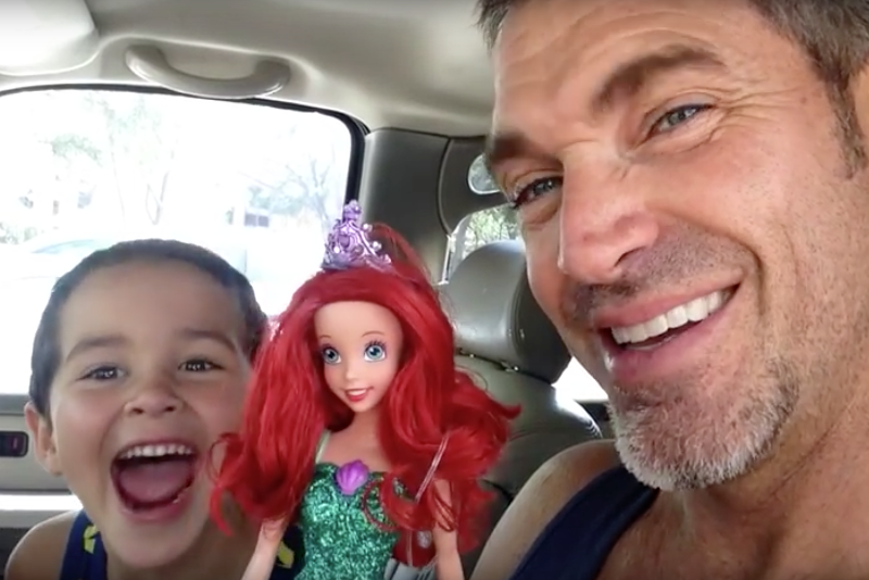 Nie tylko dziewczynki mogą bawić się lalkami. Są na szczęście rodzice, którzy to rozumieją.