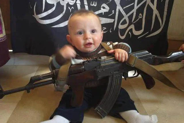 Aqsa Mahmood pochwaliła się w internecie swoim dzieckiem, które od najmłodszych lat oswajane jest z bronią
