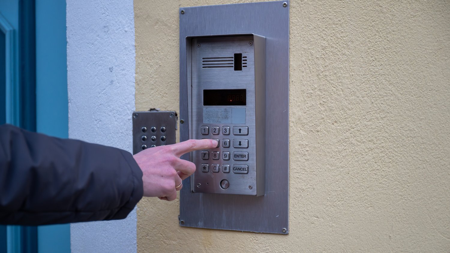 Oszuści twierdzą, że przyszli na kontrolę bezpieczeństwa. Nie wpuszczaj ich do mieszkania Oszustwa w blokach w 2026 r. Na co uważać?