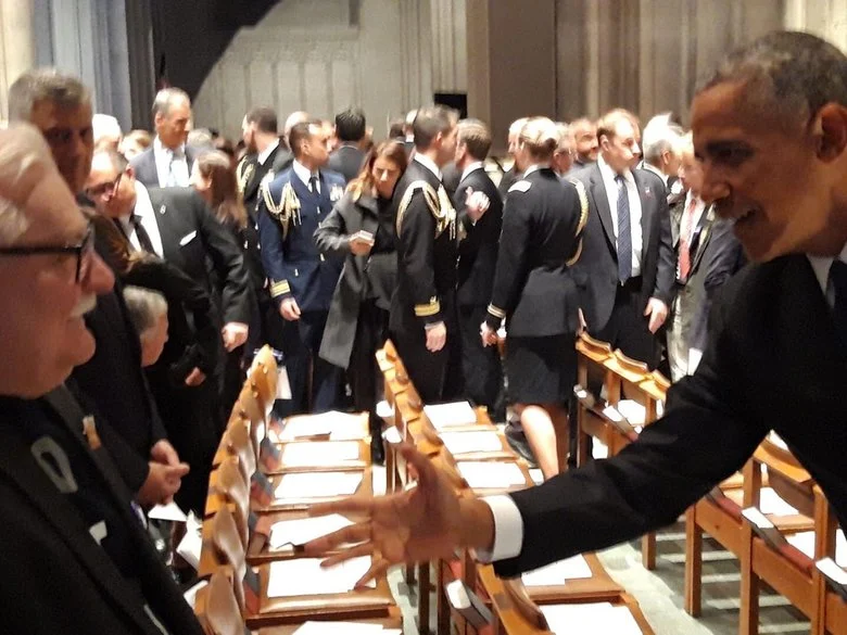 Fotoreporterzy uwiecznili Lecha Wałęsę w koszulce "konstytucja" na pogrzebie George'a Busha seniora.