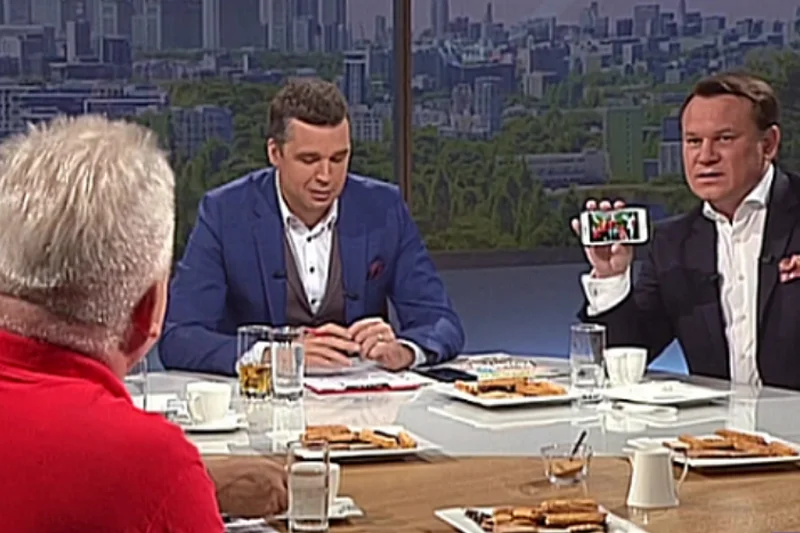 Dominik Tarczyński tłumaczył,że bzdurą jest przypisywanie poglądów z powodu koloru koszulki. Zapomniał o hasłach głoszonych przez narodowców.