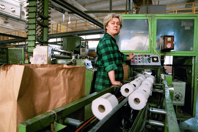 Produkcja papieru toaletowego w jednej z podwarszawskich firm