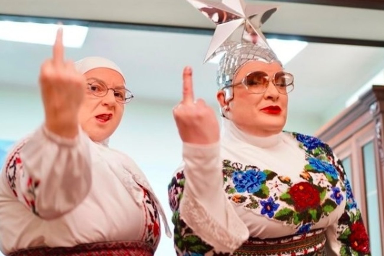 Verka Serduchka pokazuje środkowy palec Władimirowi Putinowi?