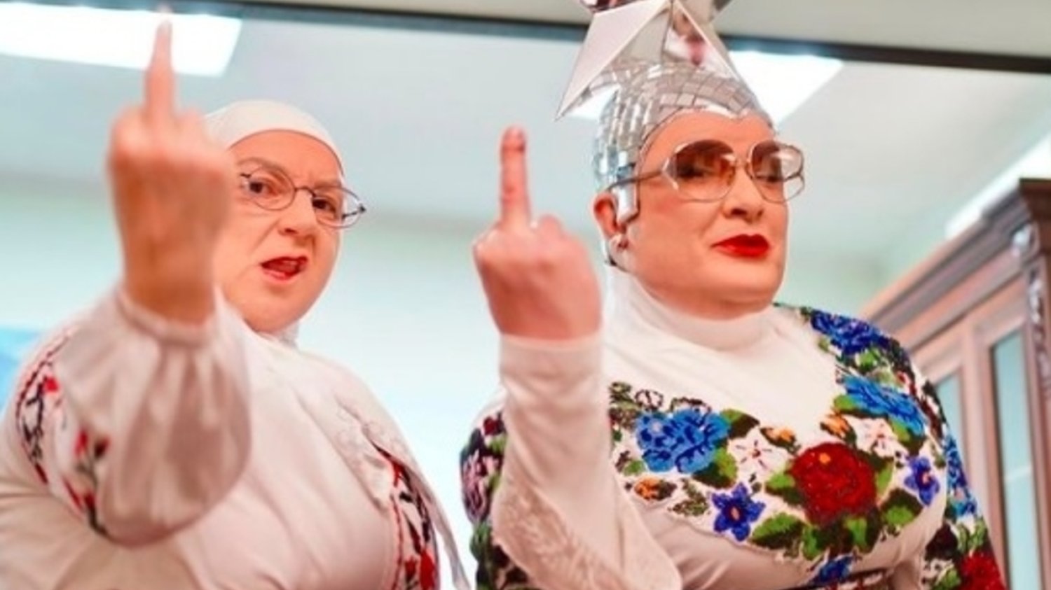 Verka Serduchka pokazuje środkowy palec Władimirowi Putinowi?