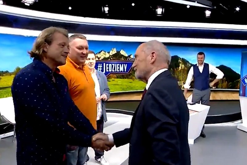 Jarosław Jakimowicz dziękował Antoniemu Macierewiczowi na żywo w TVP Info.