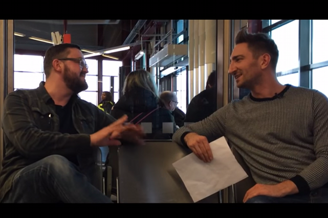 Łukasz Jakóbiak kolejny raz udowadnia, że nie ma rzeczy niemożliwych. Youtuber zrobił wywiad na lotnisku