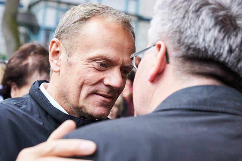 Według gazety.pl w rozważaną przez Donalda Tuska opcję powrotu do polskiej polityki miałby być włączony m.in. Bronisław Komorowski.