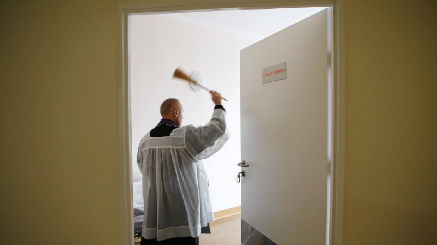 Czy ksiądz może wchodzić do sal pacjentek w szpitalu ginekologicznym? (zdjęcie ilustracyjne)