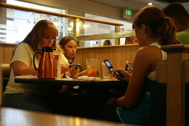 W restauracji, w towarzystwie wypada rozmawiać przez telefon czy pisać smsy?