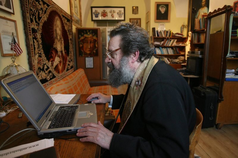 Ksiądz Zdzisław Pałubicki, jezuita misjonarz, który pod koniec spowiedzi daje wiernym wizytówkę z adresem strony, na której są "religijne rozwiązania do przeczytania w ramach pokuty"